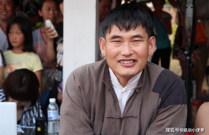 娶媳妇事太多 穿大衣的哥哥被知名媒体人吐槽 单纯的人却很担心！