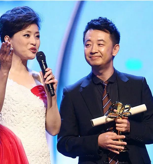 51岁的“主持才女”杨澜最近拍了一张照片 女儿比她漂亮