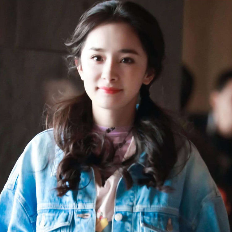 她是杨幂的助理 但是因为太漂亮被导演带走了 十年后 她和杨幂平起平坐