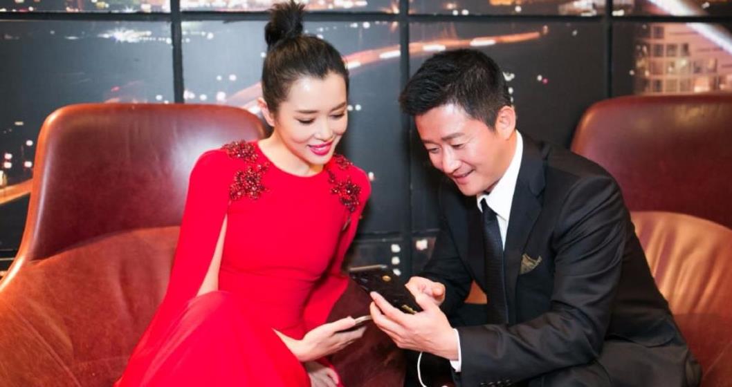 不输给章子怡 和导演同居12年被抛弃 身家40亿未婚