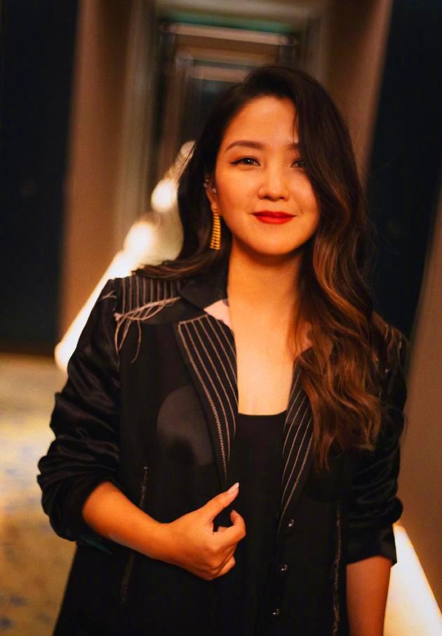 35岁的何洁现身商演 冬天穿短裙 网友:热巴说要保暖！