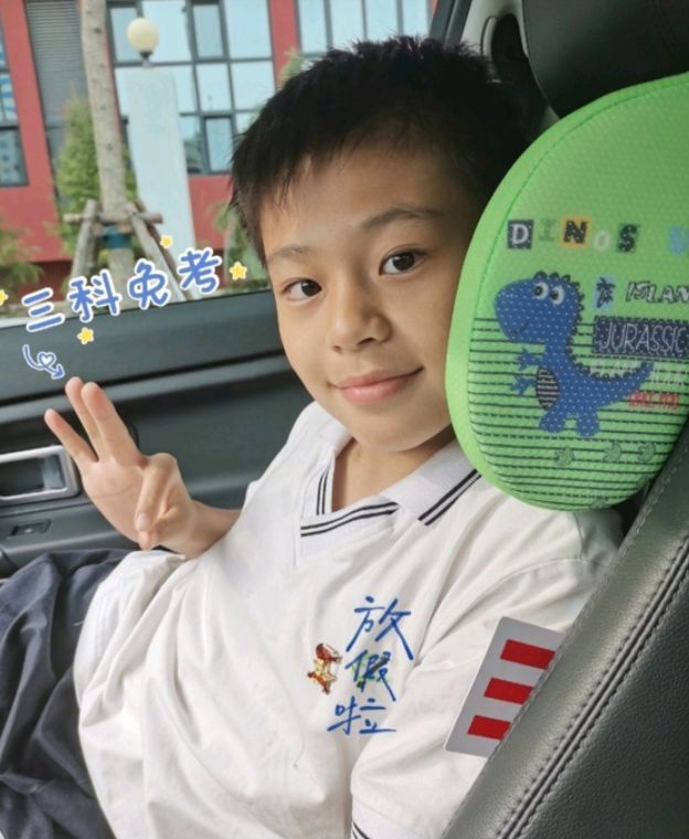 蔡国庆学霸儿子太好了！成绩突出学校免试 老父亲马上自豪地转发