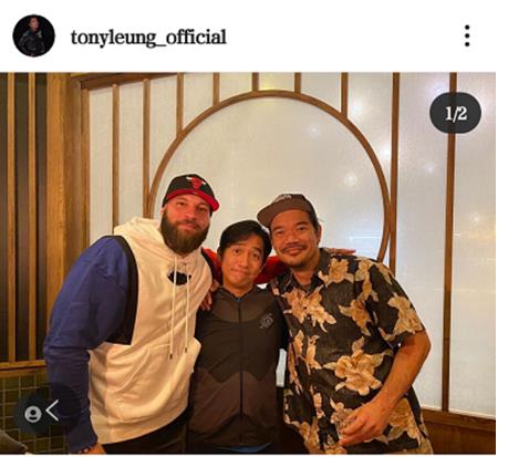 梁朝伟和朋友的搞笑合照！握拳脖子上青筋突起 微笑 面红耳赤